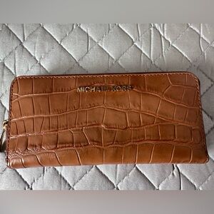 EXCELLENT LIKE NEW Michael Kors wallet. Never used.